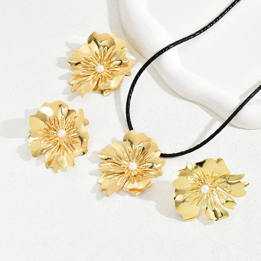 Retro Simple Flower Earrings And Necklace Set (Available)