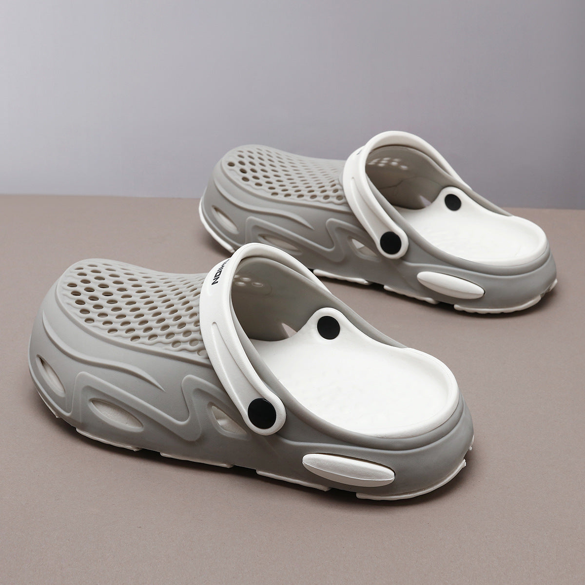 Men's Summer Closed Toe Non-slip Breathable Beach Slippers  (Available)
