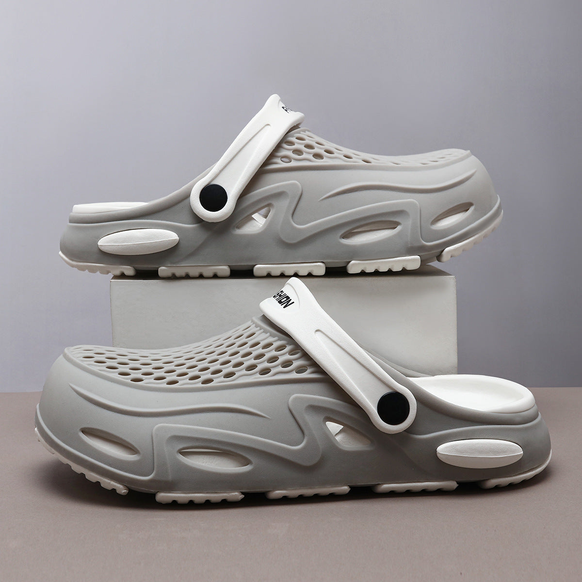 Men's Summer Closed Toe Non-slip Breathable Beach Slippers  (Available)