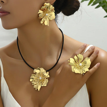 Retro Simple Flower Earrings And Necklace Set  (Available)