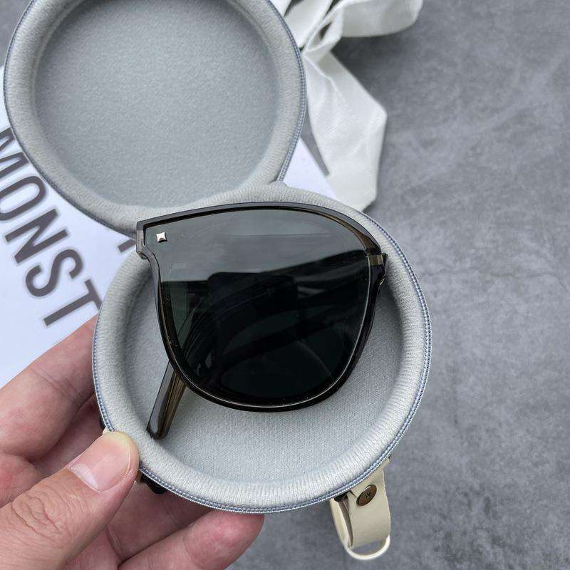 New Fashion Foldable Women's Sunglasses  UV400 Protected