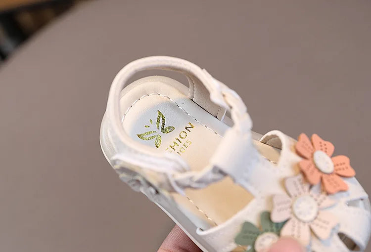 New Fashion LED Light Kid Shoes Simple Versatile Retro Girl Shoe Princess Flower Lightweight  Elegant Kid Sandals