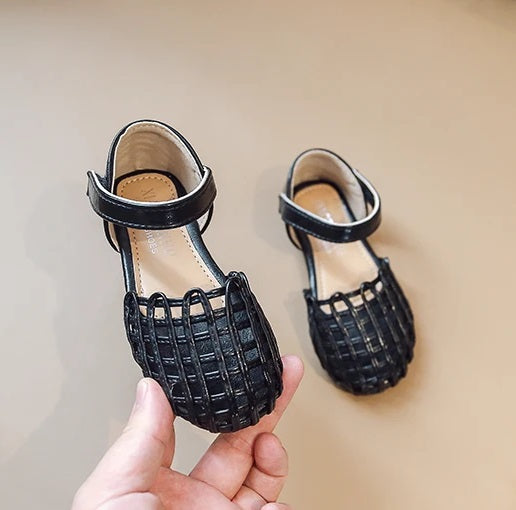 New Girls Sandals Hollow Outs Leather Shoes Kids Baby Beach Shoes Children Sandal Baby Round (Available)