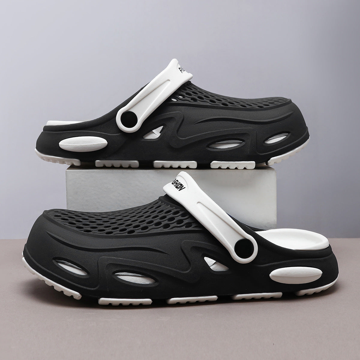 Men's Summer Closed Toe Non-slip Breathable Beach Slippers  (Available)